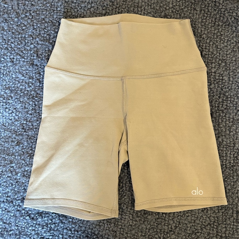 ALO Yoga High-Waist Biker Shorts in Light Tan